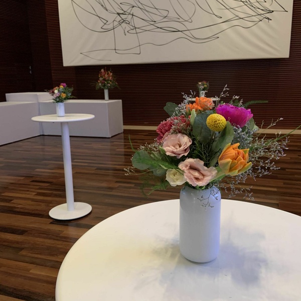 Bouquet mange debout